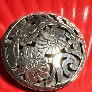 Brooch, sterling silver round Floral embossed/black inlay, C11 - 925 Mexico